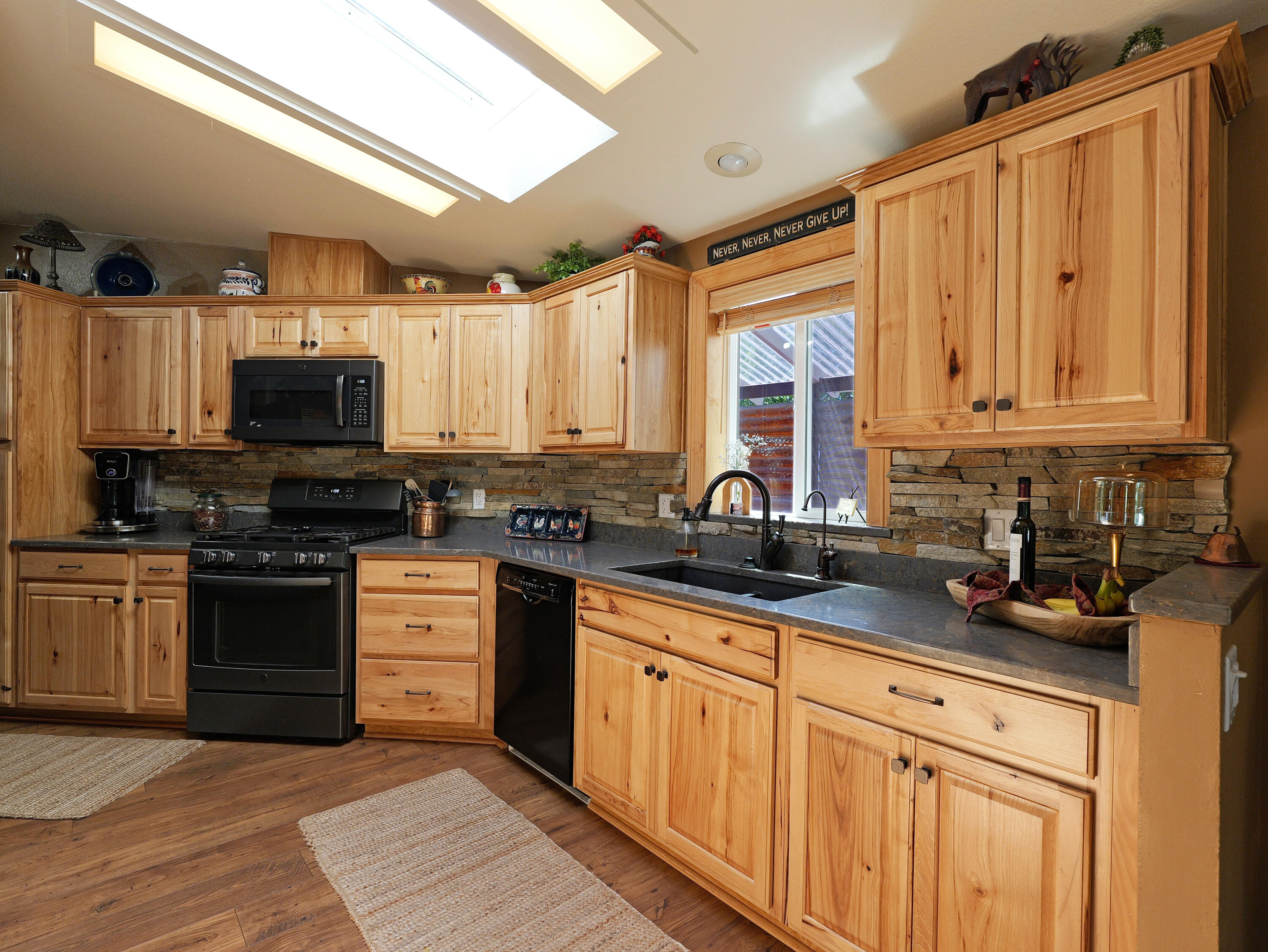 150 Castaline Place Shady Cove, OR 97539 - Photo 17 of 83 Kitchen