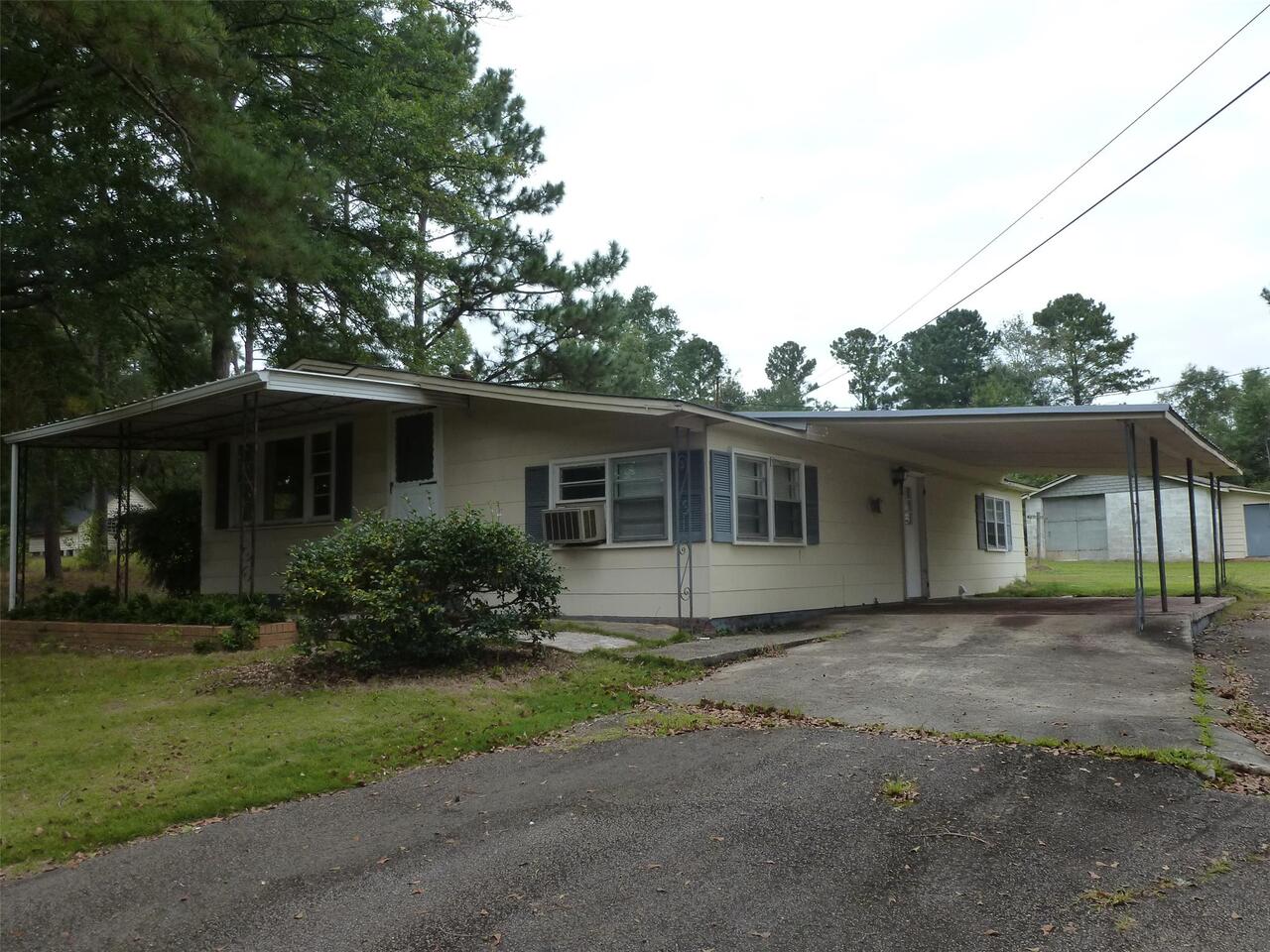 172 Welcome Arnco Road Newnan, GA 30263 - Photo 1 of 1 a front view of house with yard and green space