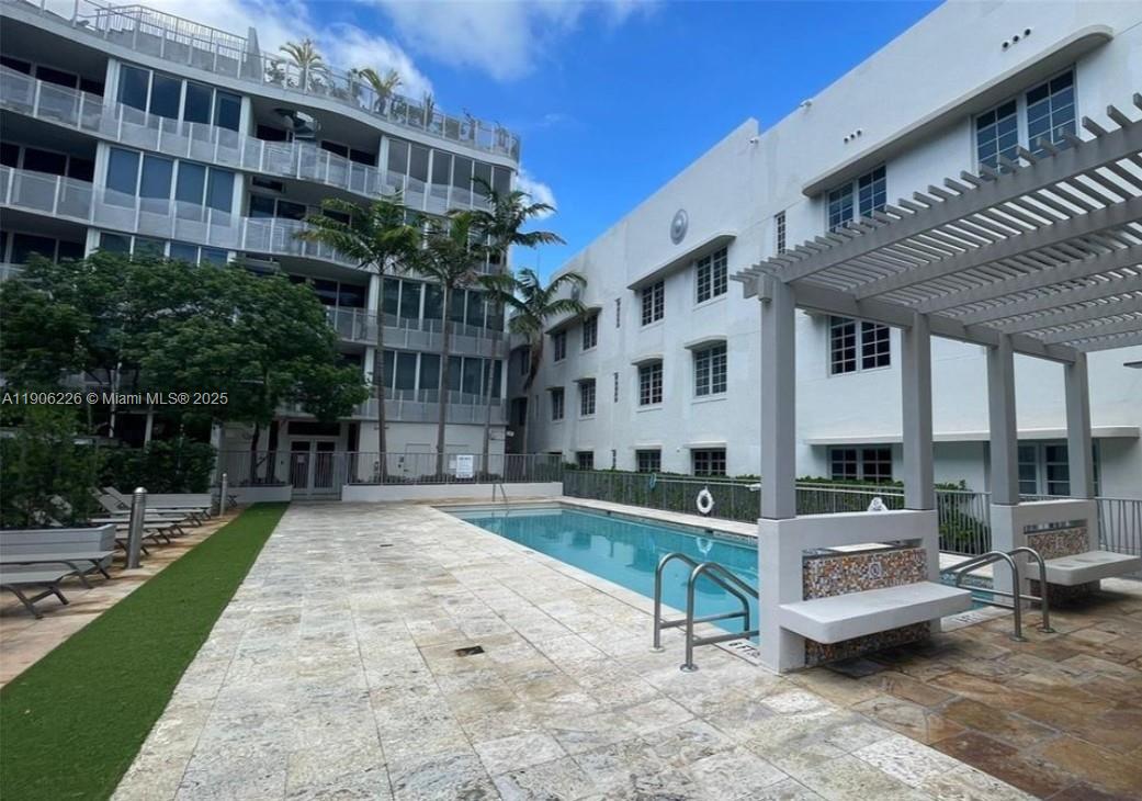 2155 Washington Court, Unit 303 Miami Beach, FL 33139 - Photo 33 of 35 a view of a building with sitting area
