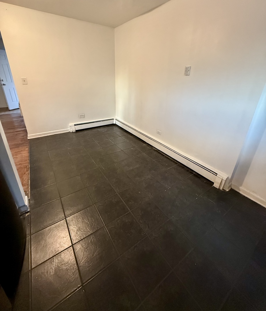 558 North Ardmore Avenue, Unit 2W Villa Park, IL 60181 - Photo 5 of 7 a view of a room with an empty space