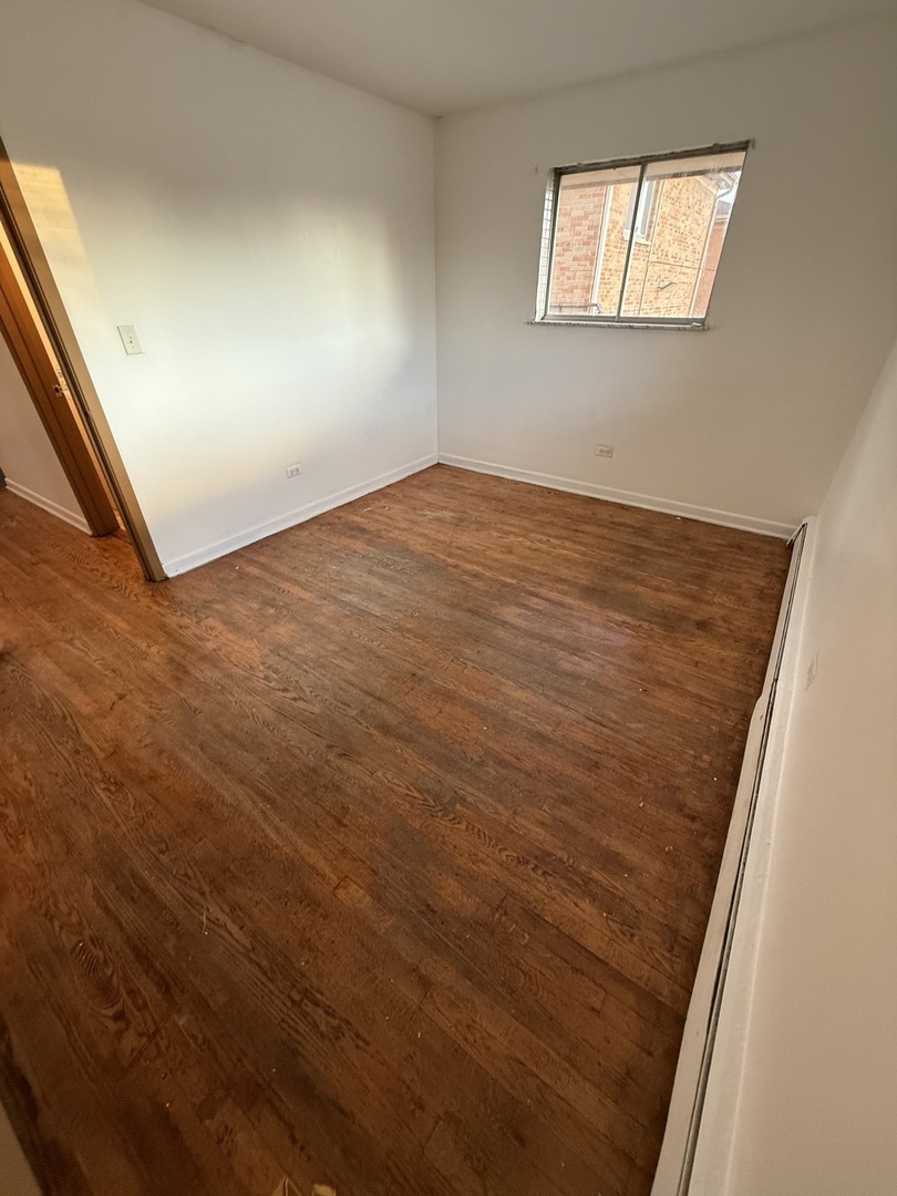 558 North Ardmore Avenue, Unit 2W Villa Park, IL 60181 - Photo 6 of 7 an empty room with windows