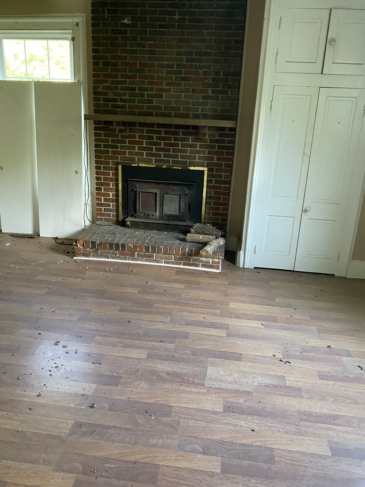 972 Fall River Road Goodspring, TN 38460 - Photo 21 of 31 a view of fireplace with wooden floor