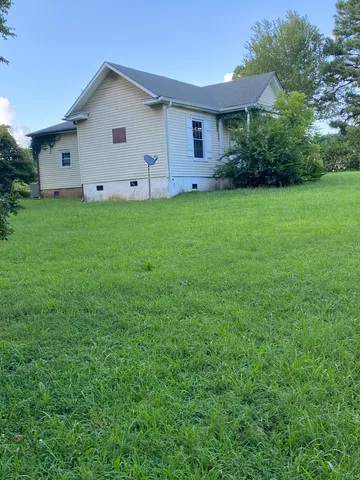 a view of a house with backyard and garden