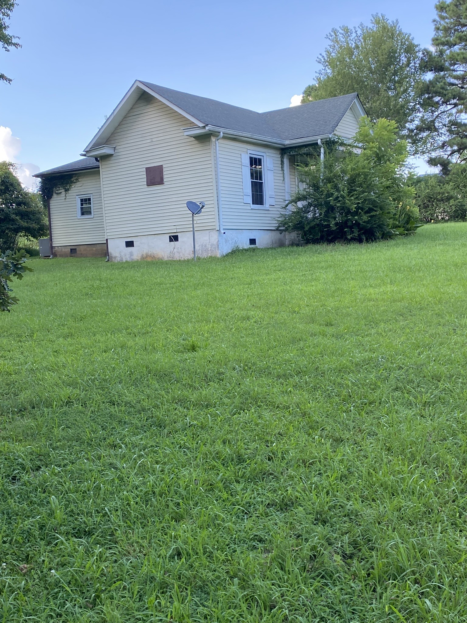 972 Fall River Road Goodspring, TN 38460 - Photo 5 of 31 a view of a house with backyard and garden