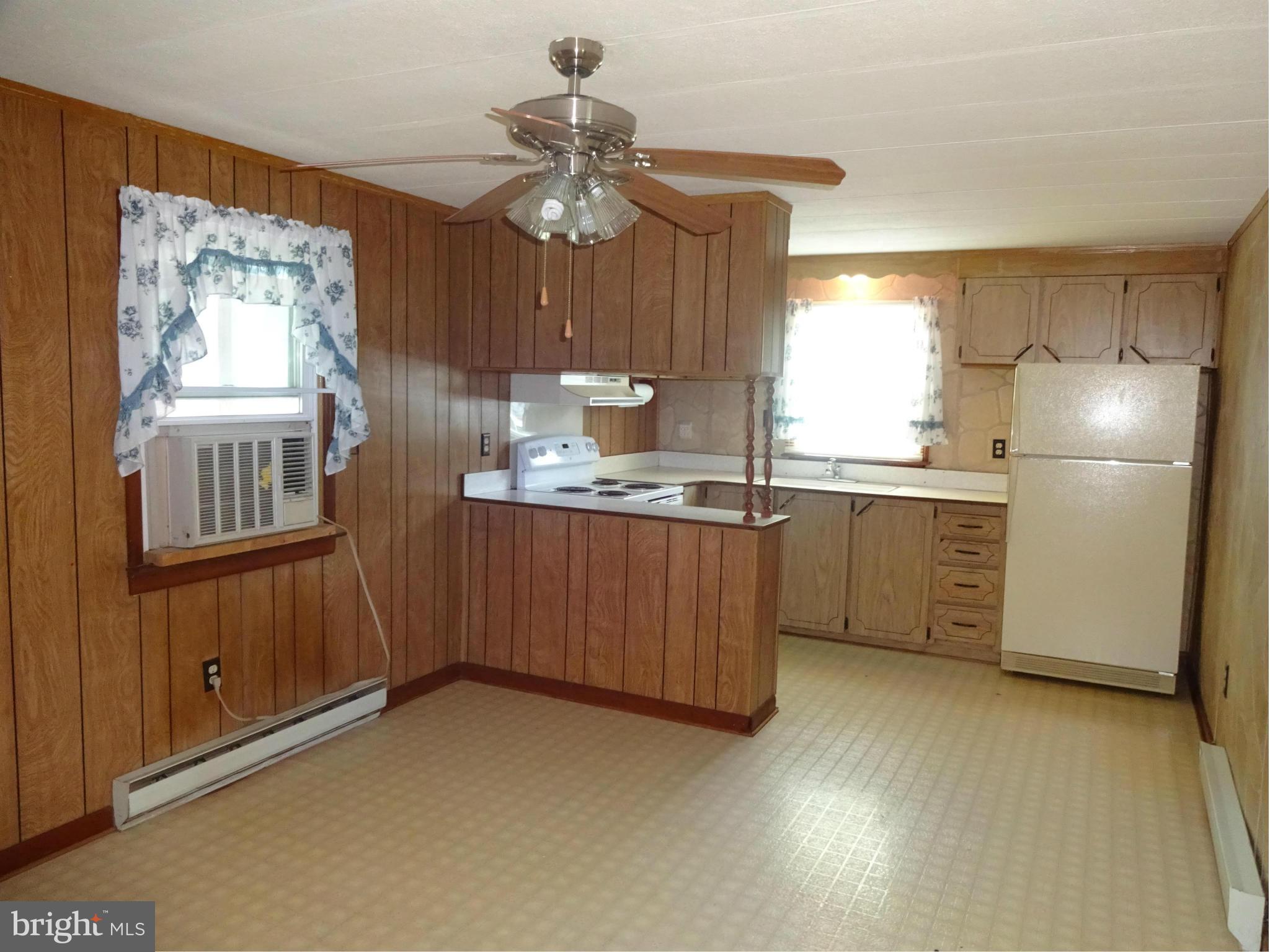305 Commerce Street Hurlock, MD 21643 - Photo 5 of 11 Kitchen/Dining Room combo