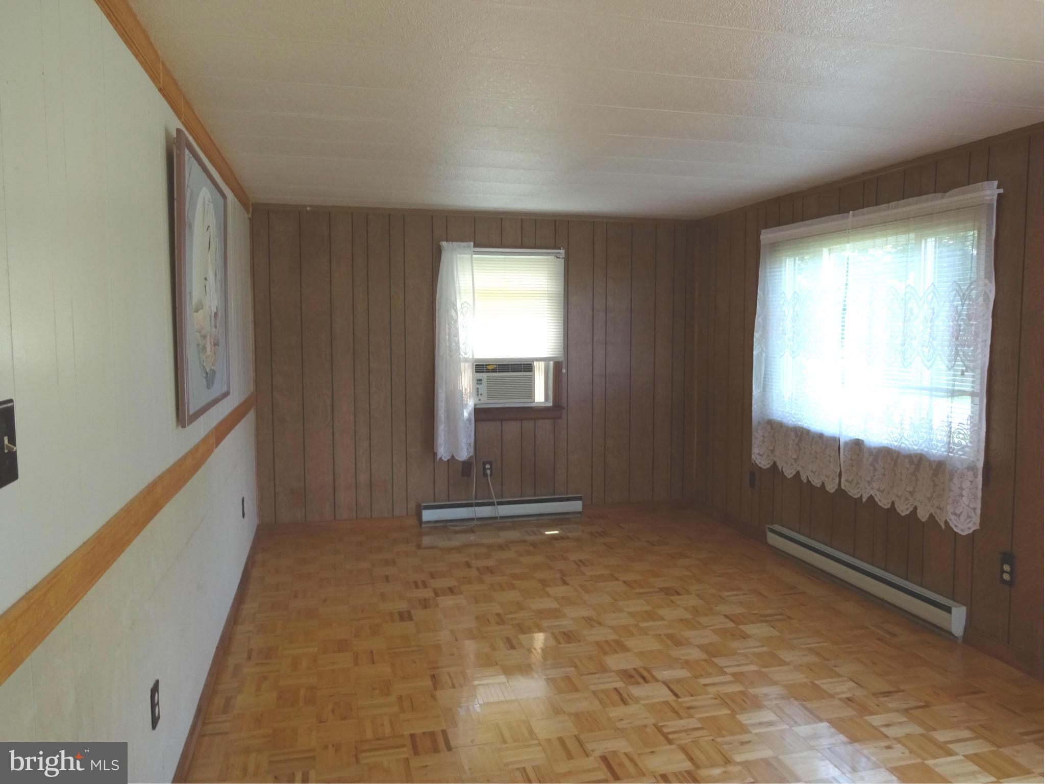 305 Commerce Street Hurlock, MD 21643 - Photo 6 of 11 Living Room