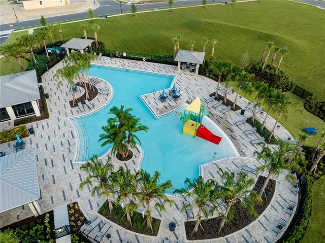a view of a fountain in the backyard of a house