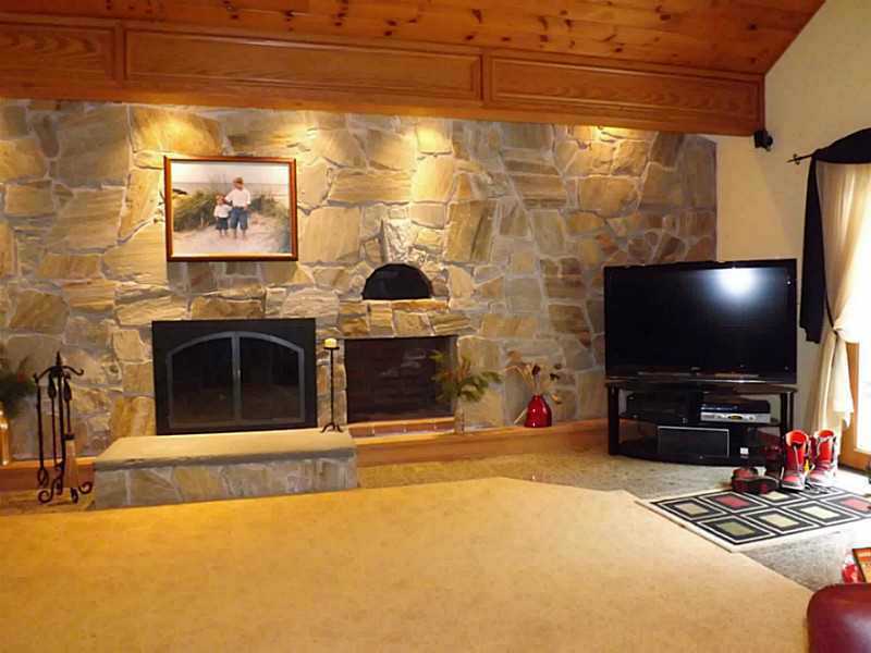 401 Town Farm Road Coventry, RI 02816 - Photo 2 of 24 Living Room.