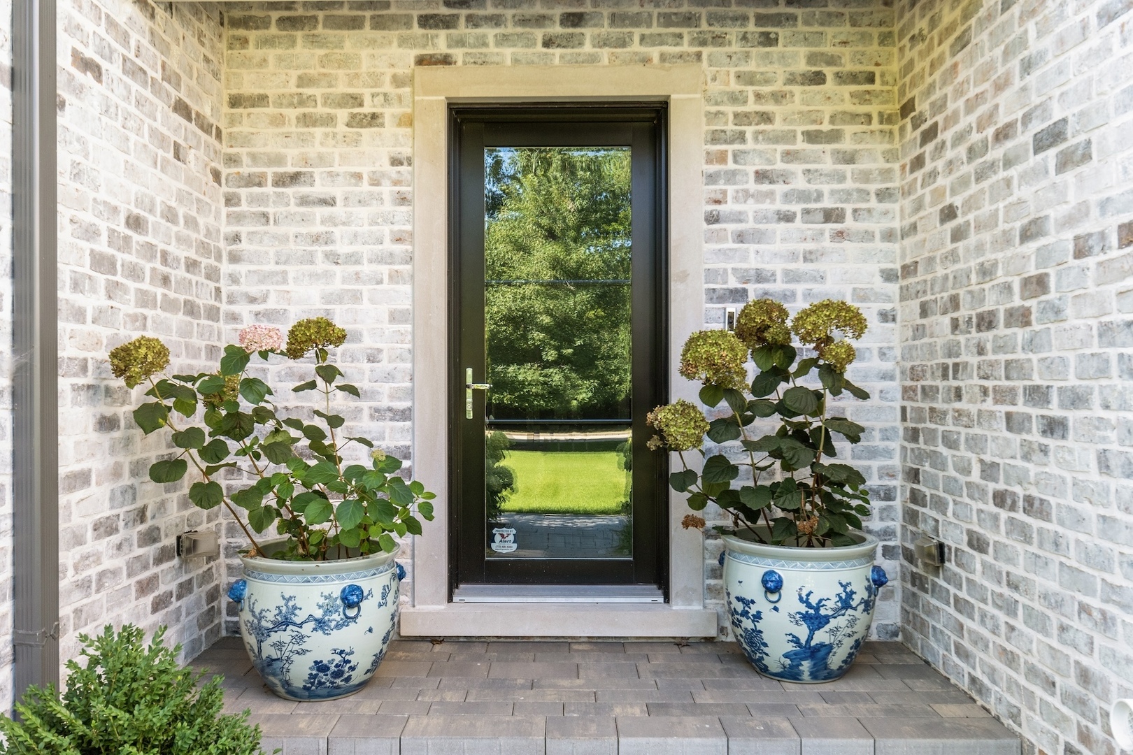 511 Lansdowne Lane Lake Bluff, IL 60044 - Photo 31 of 69 a front view of a house with a potted plant