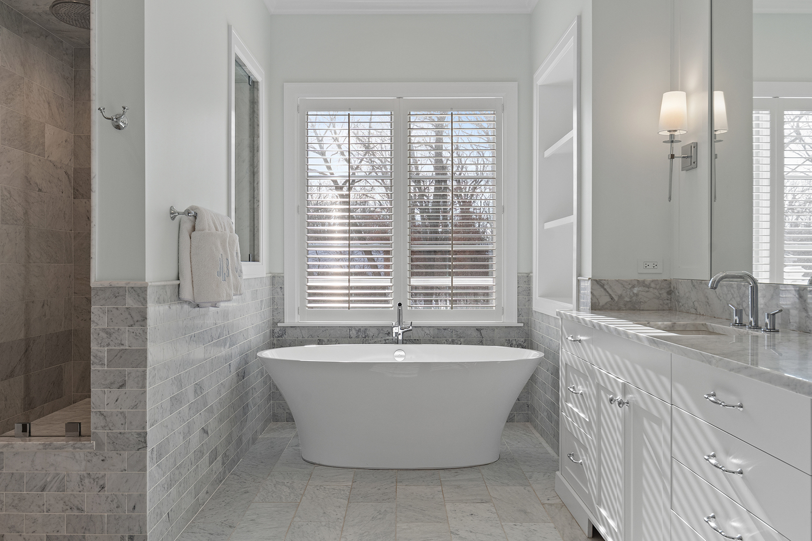 511 Lansdowne Lane Lake Bluff, IL 60044 - Photo 40 of 69 a view of a bathtub in a bathroom