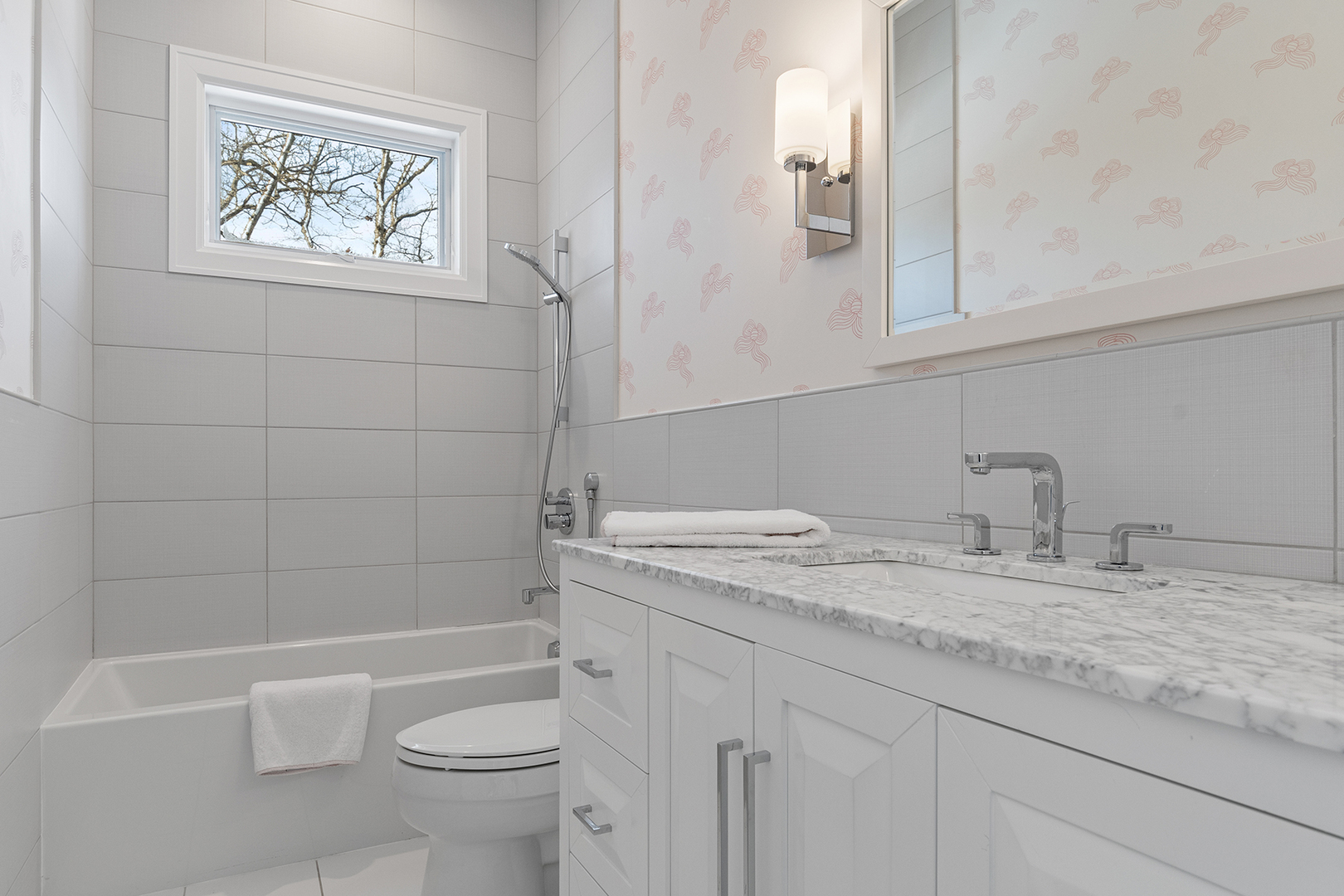 511 Lansdowne Lane Lake Bluff, IL 60044 - Photo 46 of 69 a bathroom with a granite countertop sink a toilet and bathtub