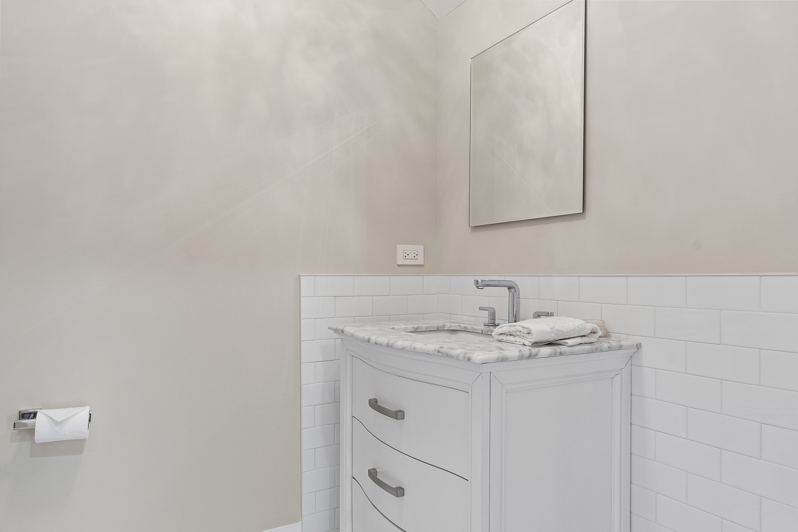 511 Lansdowne Lane Lake Bluff, IL 60044 - Photo 51 of 69 a bathroom with a sink and a mirror