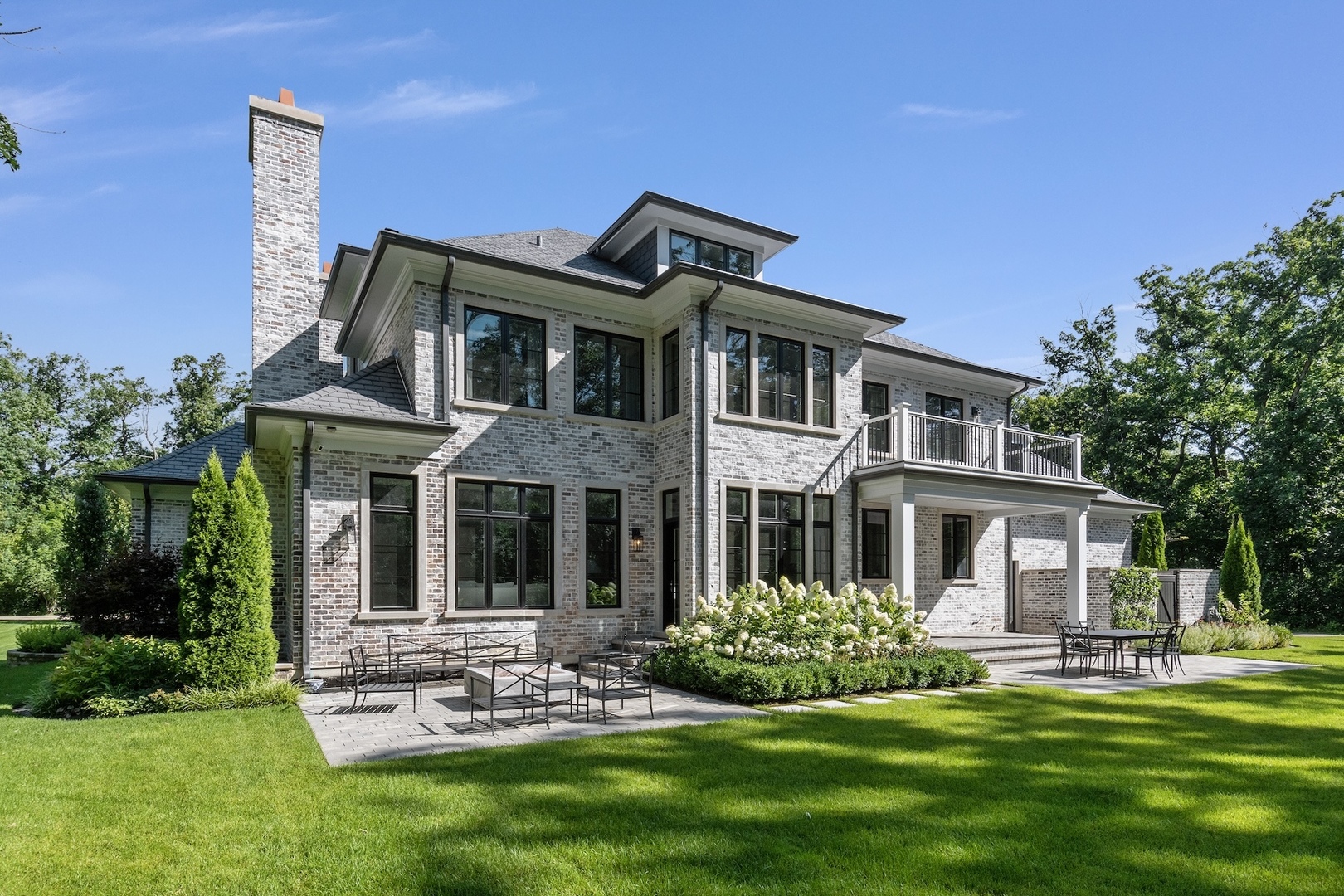 511 Lansdowne Lane Lake Bluff, IL 60044 - Photo 63 of 69 a front view of a house with a garden