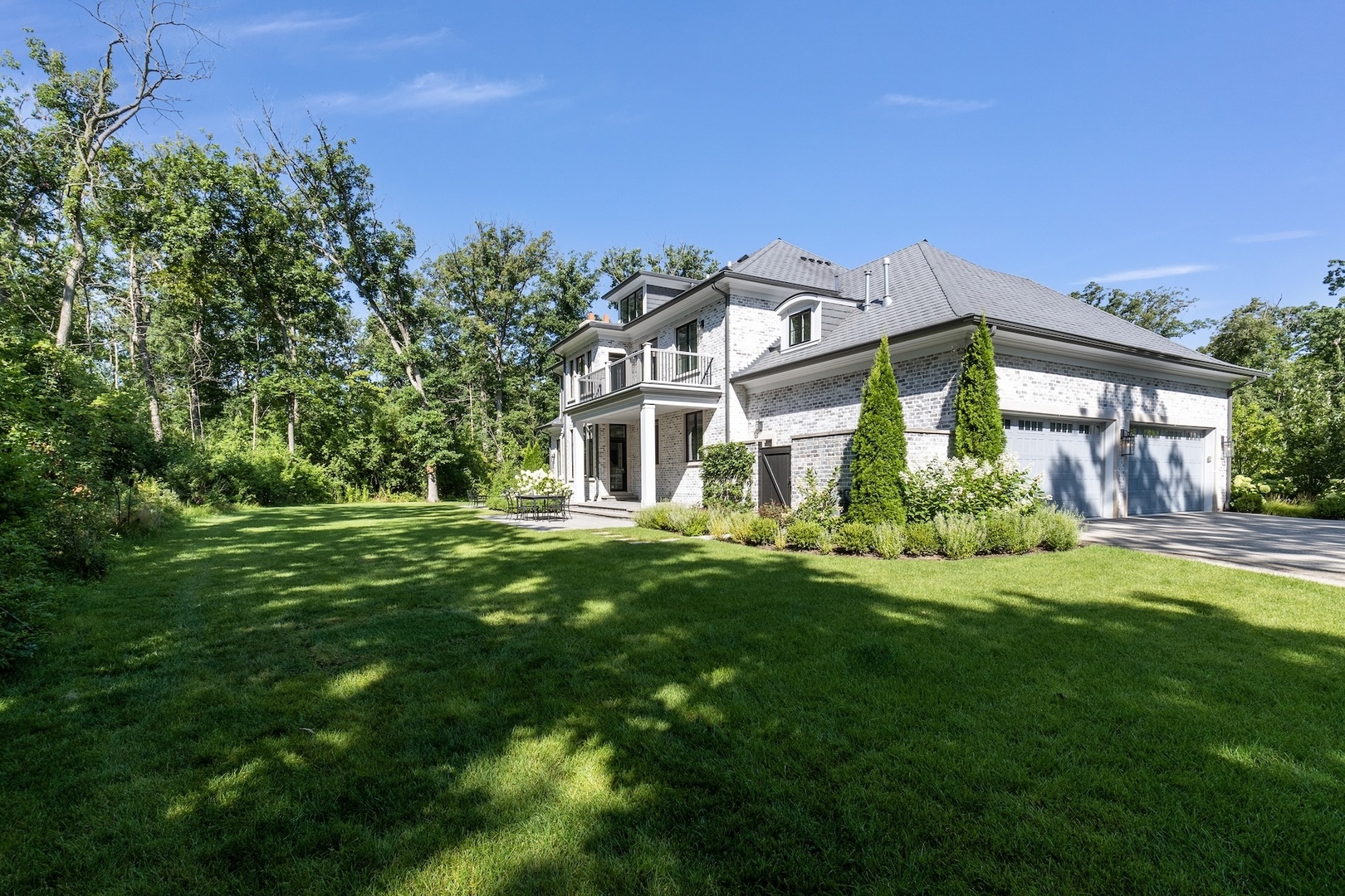 511 Lansdowne Lane Lake Bluff, IL 60044 - Photo 65 of 69 a front view of a house with a yard