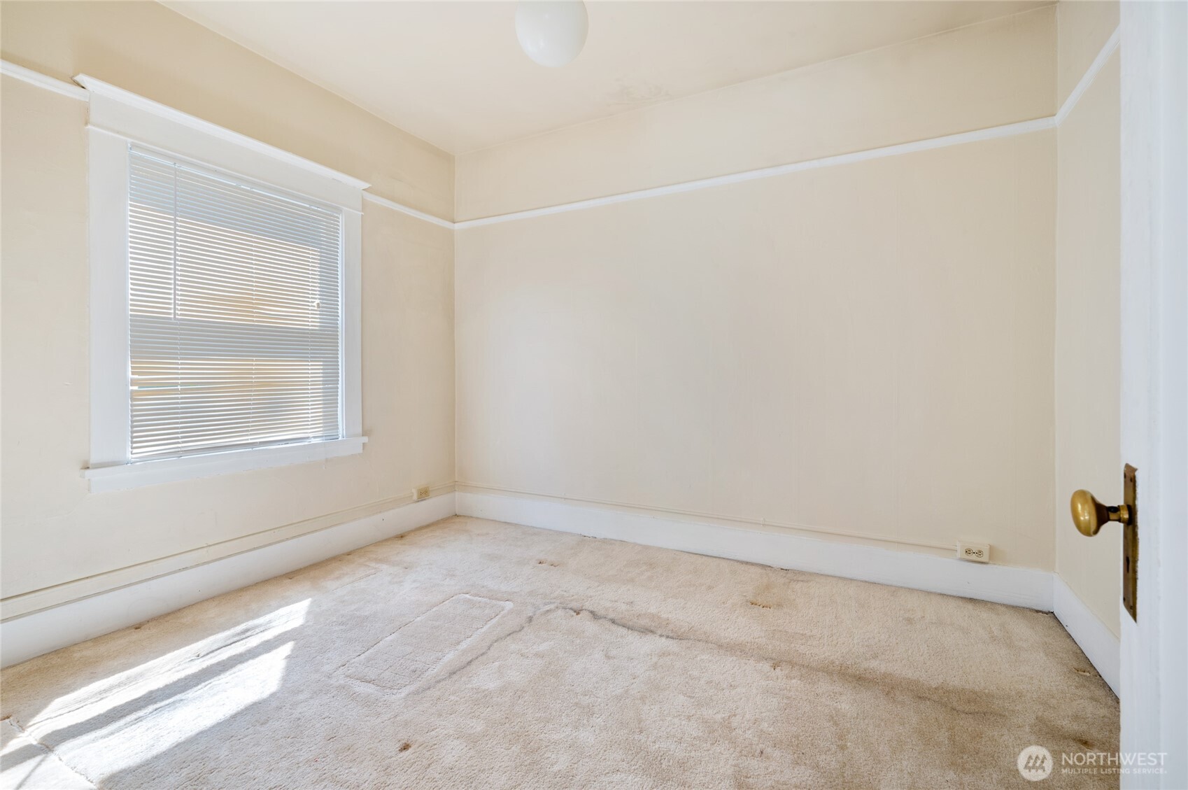 800 Harrison Street Seattle, WA 98109 - Photo 19 of 25 an empty room with a window