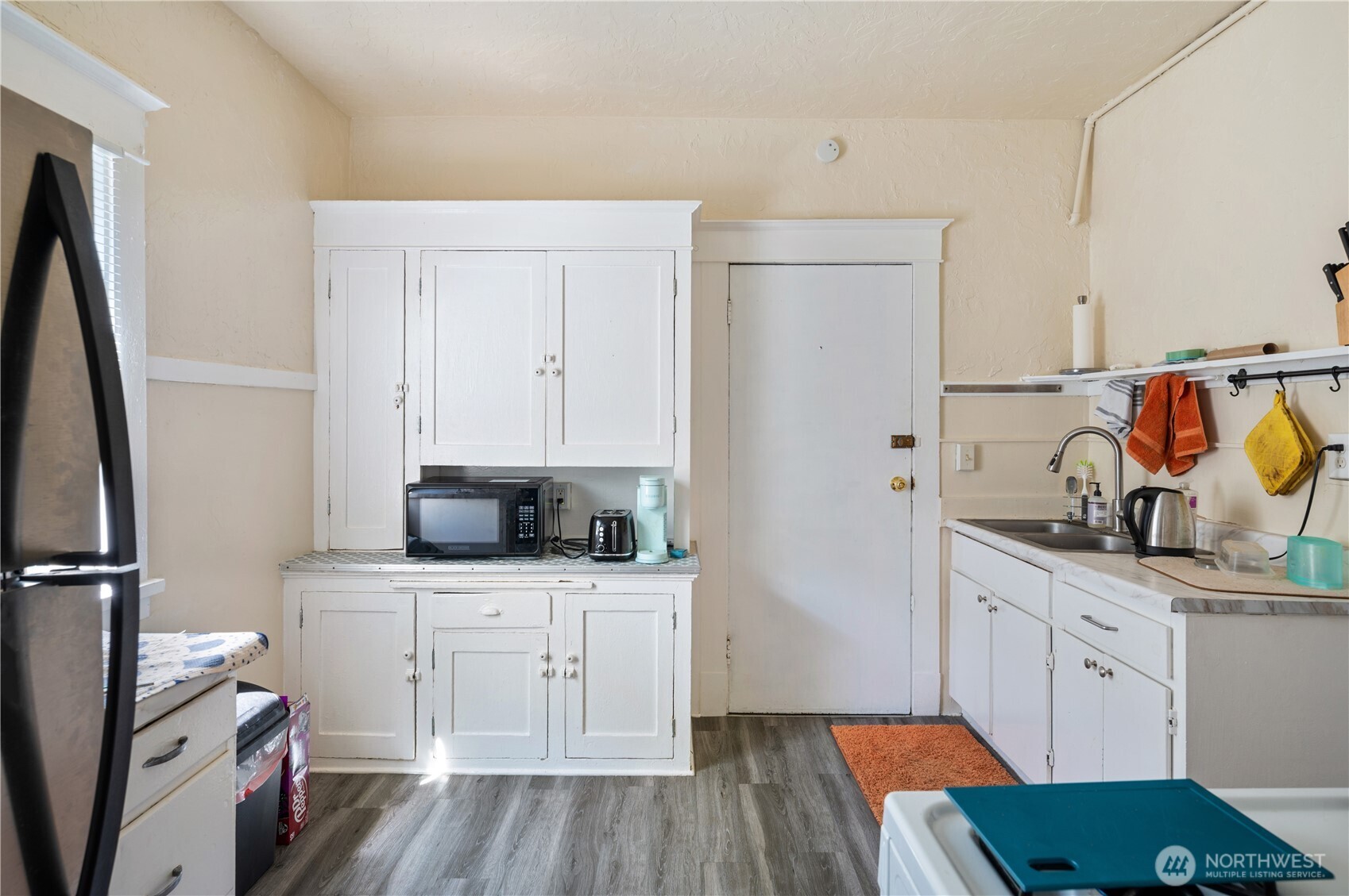 800 Harrison Street Seattle, WA 98109 - Photo 24 of 25 a kitchen with stainless steel appliances a sink stove refrigerator and cabinets