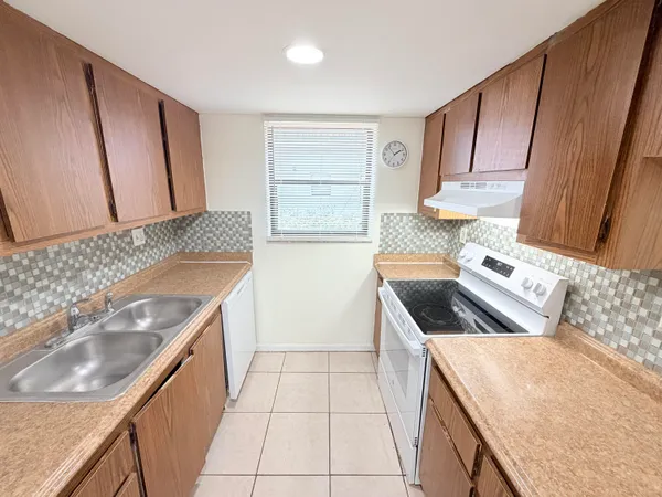 $1,425 | 2000 North Congress Avenue, Unit 103, West Palm Beach, FL 33401