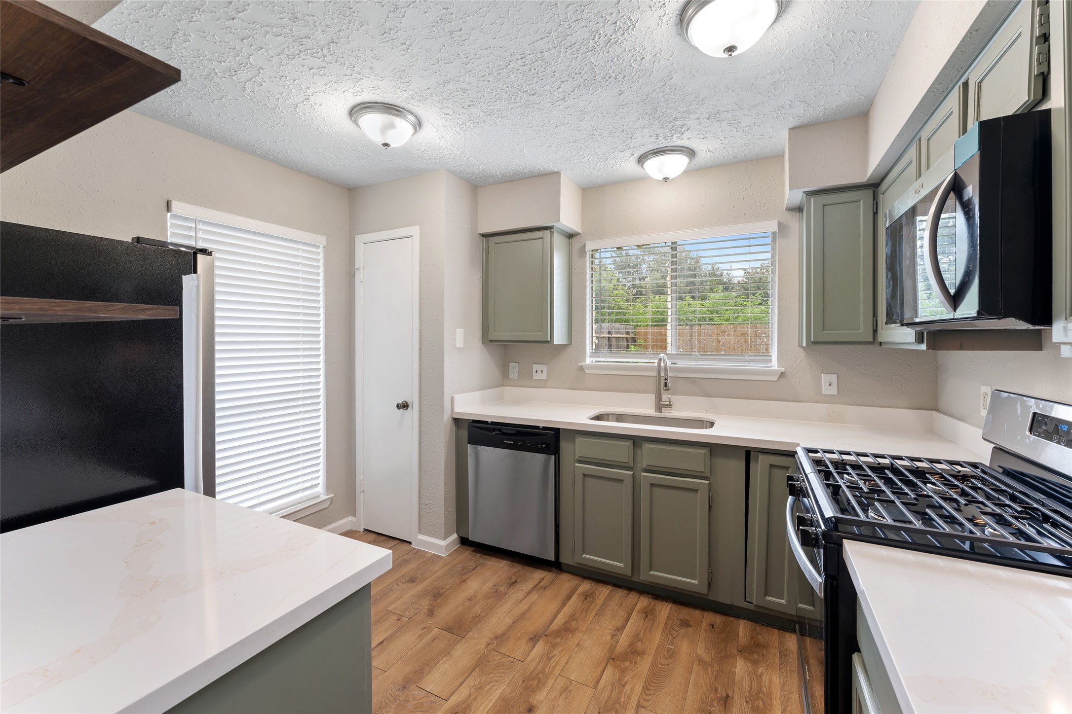 2327 Rittenmore Drive Missouri City, TX 77489 - Photo 6 of 16 New range, dishwasher, sink, and fridge.