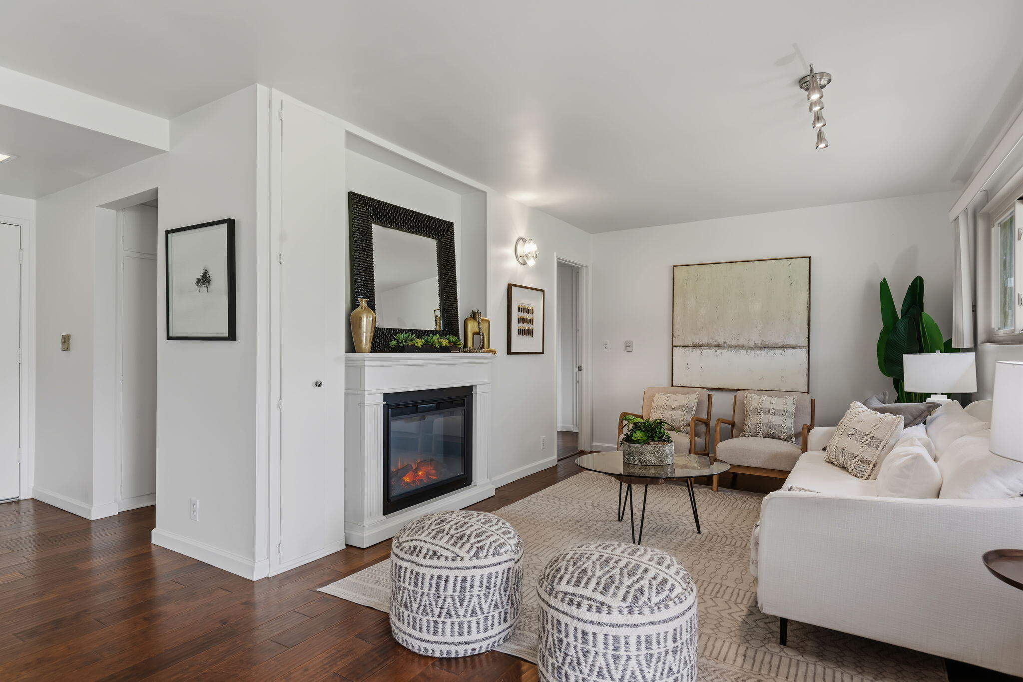 5950 Encina Road, Unit 2 Goleta, CA 93117 - Photo 12 of 37 12-Living Room