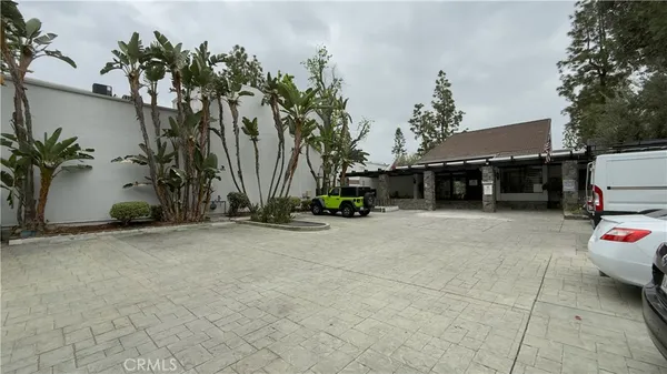 a view of a house with backyard and sitting area