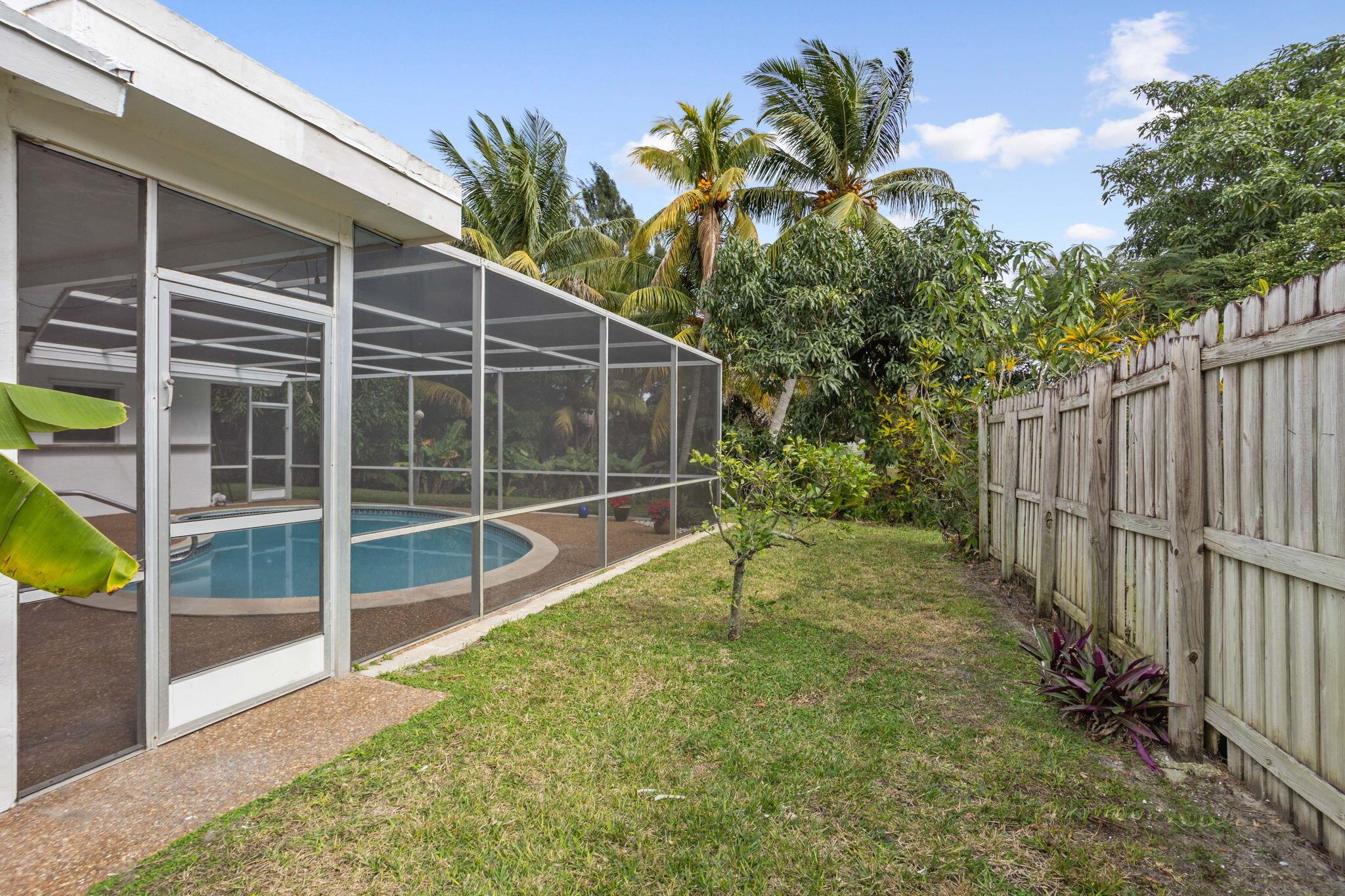 572 Northwest 11th Avenue Boca Raton, FL 33486 - Photo 12 of 35 12-web-or-mls-0E2A8367