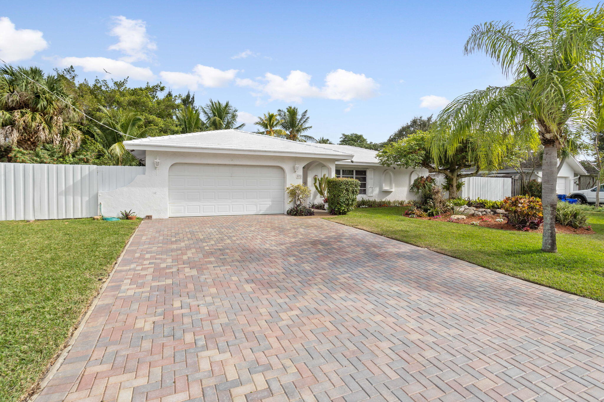 572 Northwest 11th Avenue Boca Raton, FL 33486 - Photo 3 of 35 2-web-or-mls-0E2A8317