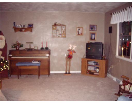 40 Kelly Road Washington, PA 15301 - Photo 6 of 15 Living Room.