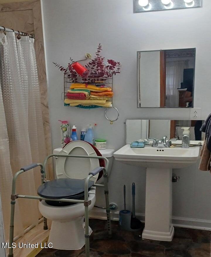 72 T J Verdell Street Macon, MS 39341 - Photo 9 of 13 Guest Bath