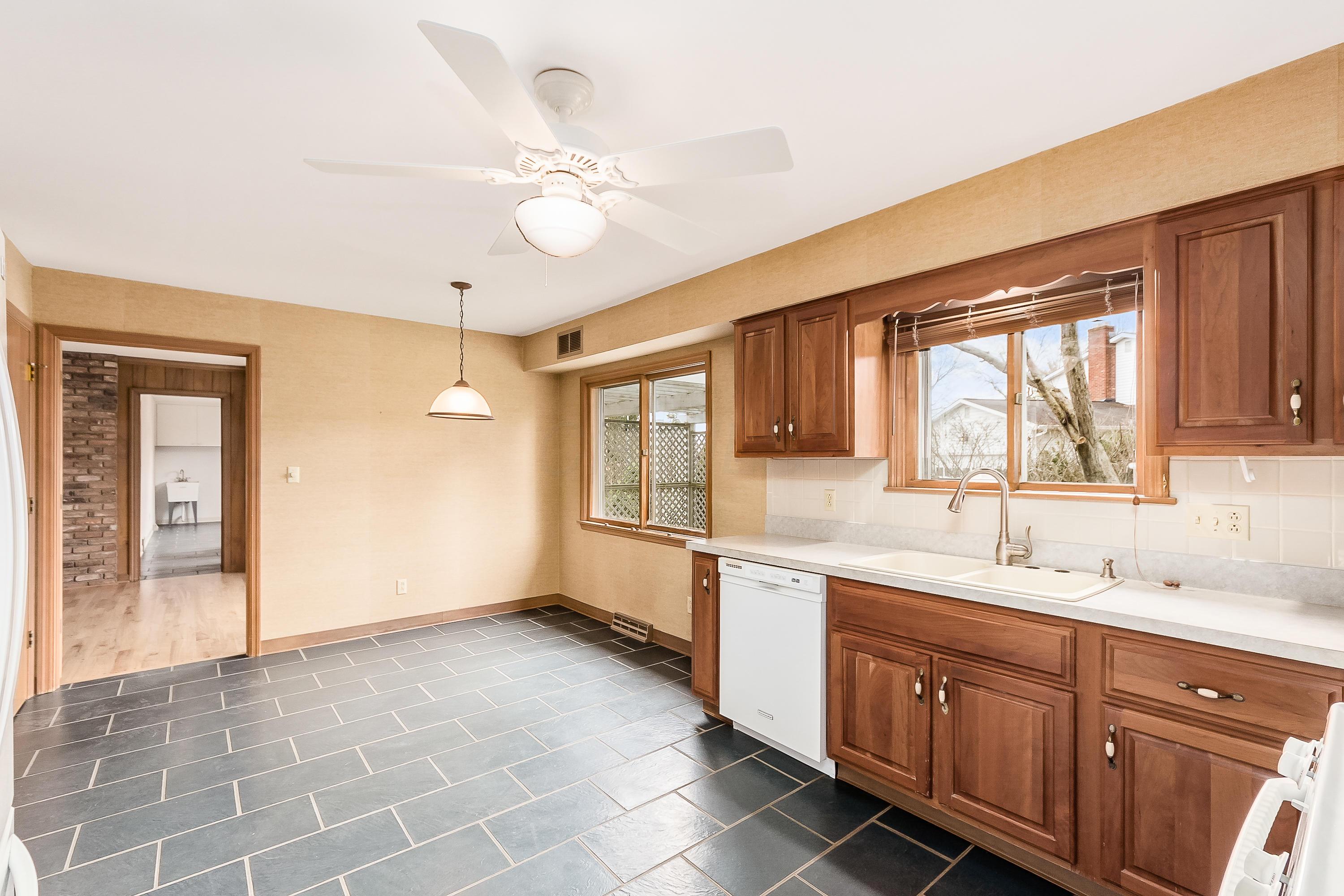 1241 Castleton Road North Columbus, OH 43220 - Photo 7 of 41 Gallery Image 7