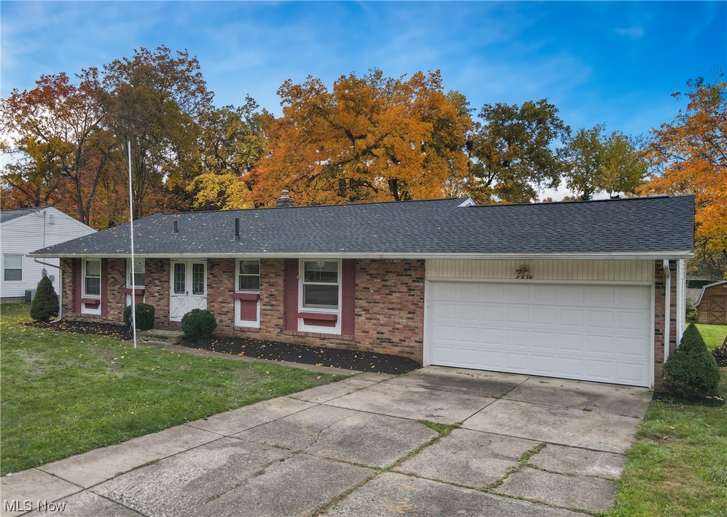 2936 Bancroft Road Akron, OH 44333 - Photo 2 of 35 Ranch-style home with a front yard and a garage