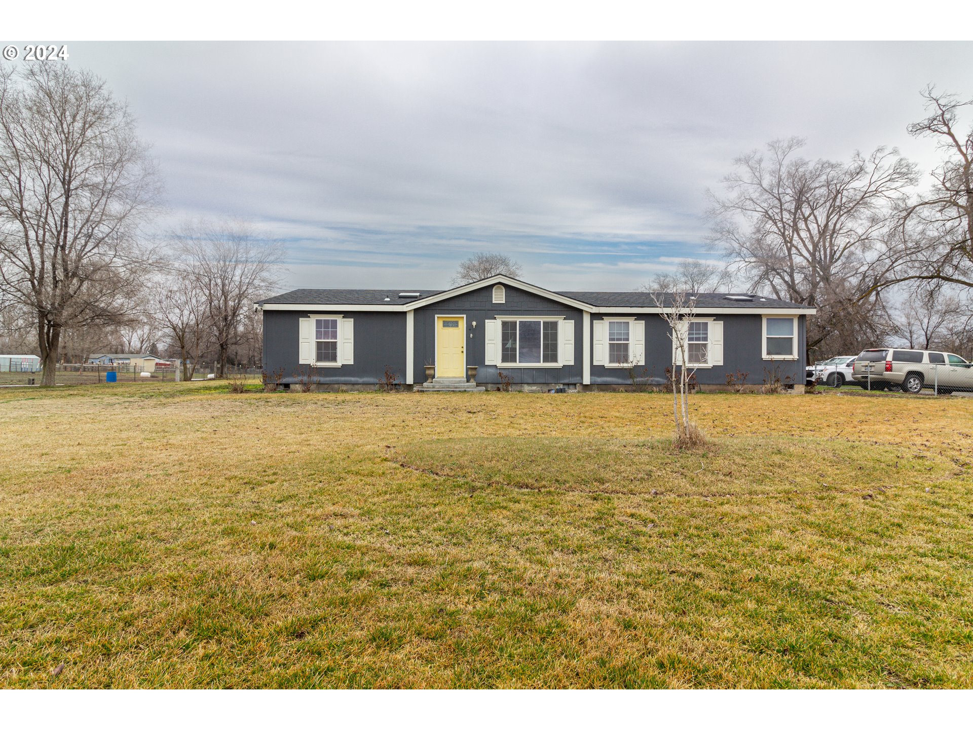 80265 Canal Road Hermiston, OR 97838 - Photo 1 of 26 a view of an ocean with city