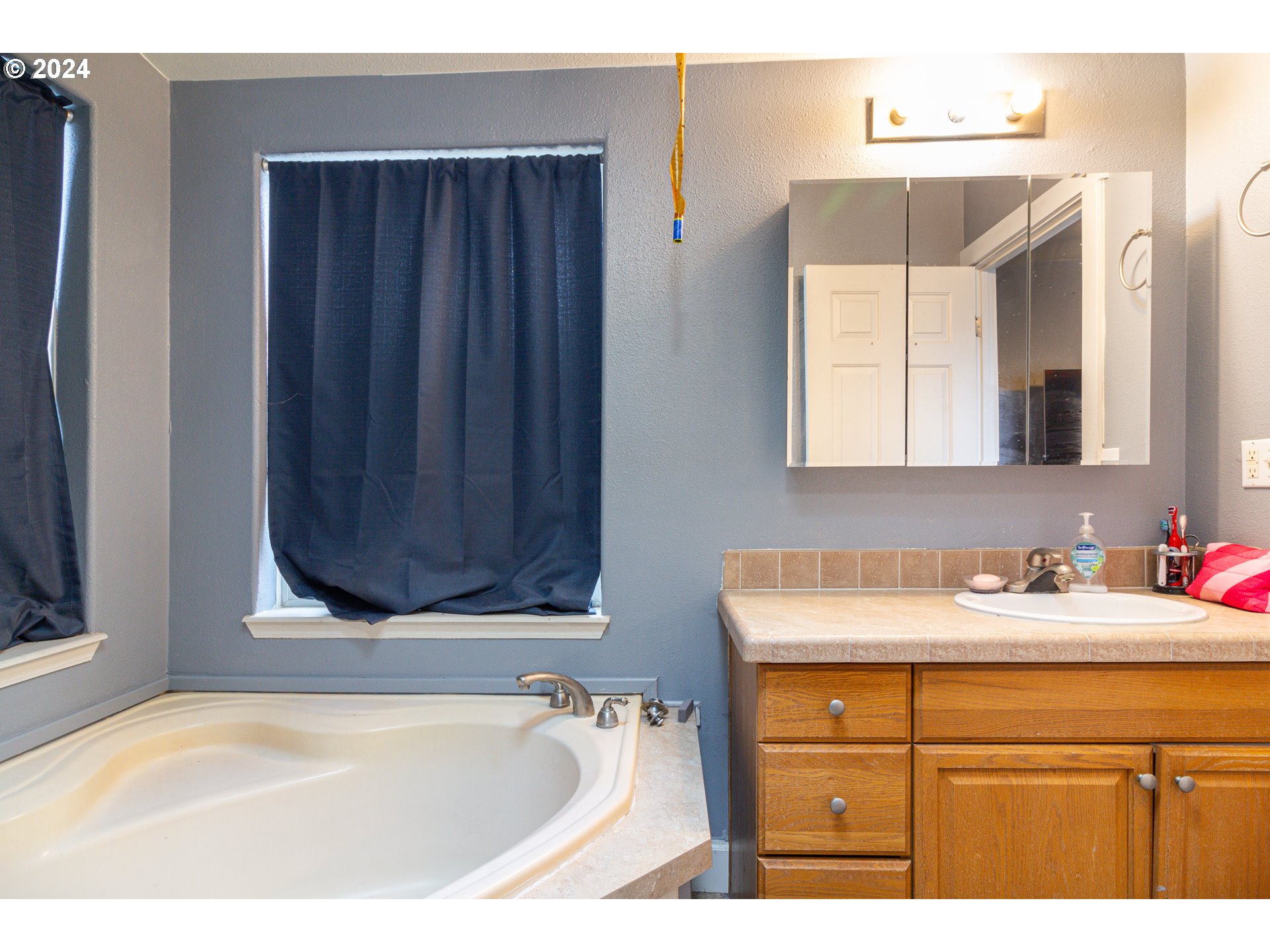 80265 Canal Road Hermiston, OR 97838 - Photo 11 of 26 a bathroom with a sink and a bathtub