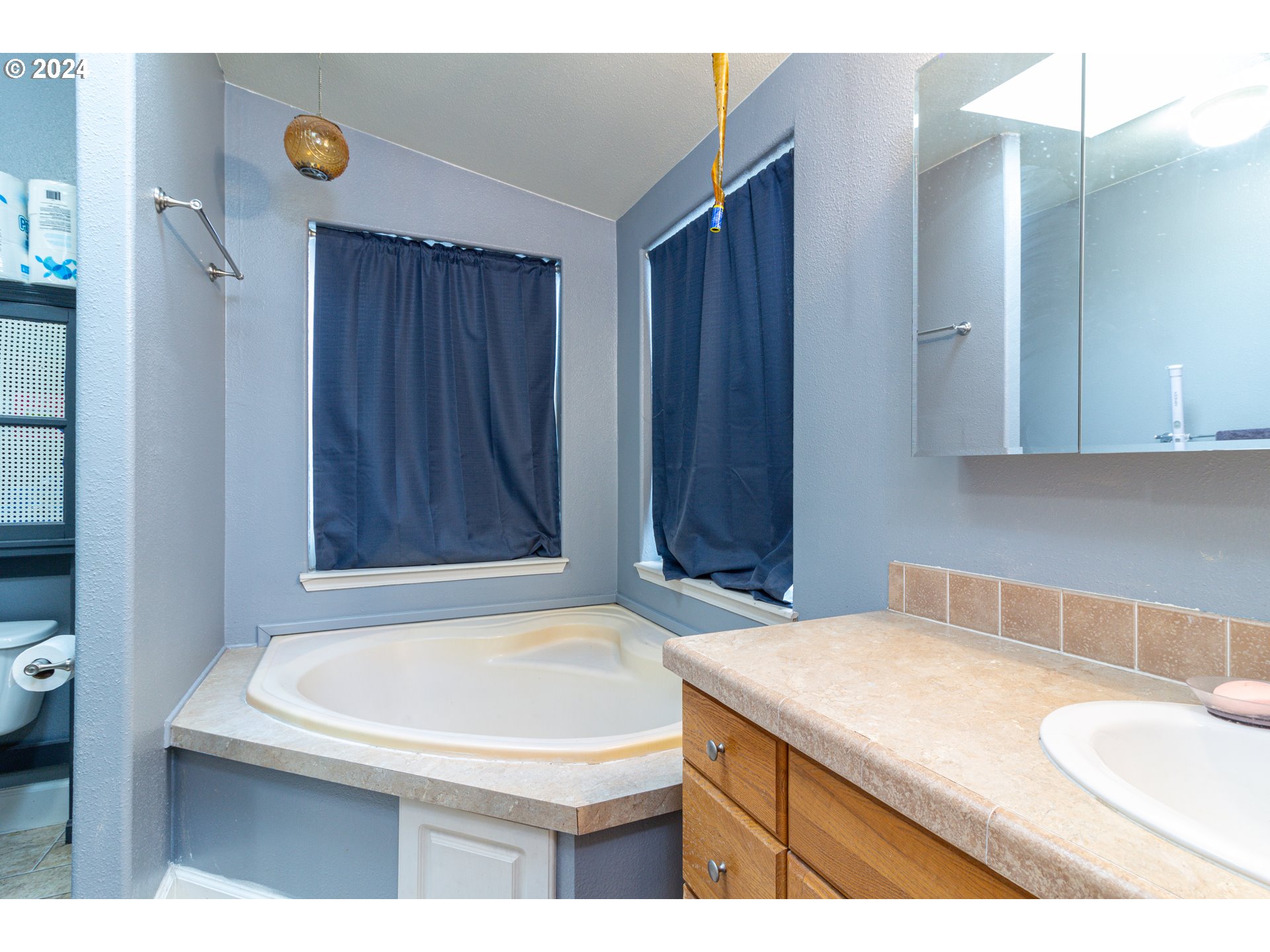 80265 Canal Road Hermiston, OR 97838 - Photo 12 of 26 a bathroom with a sink and a bathtub