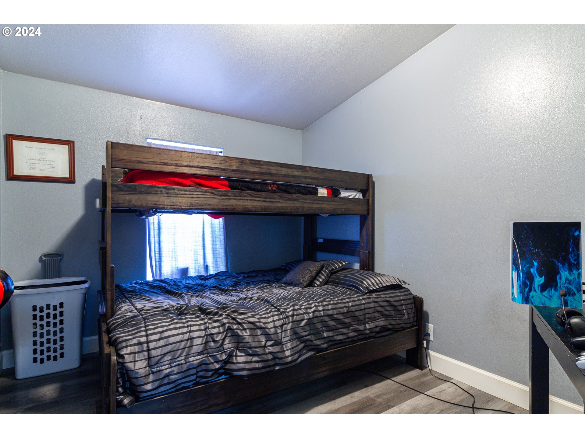 80265 Canal Road Hermiston, OR 97838 - Photo 15 of 26 a bedroom with a bed and window