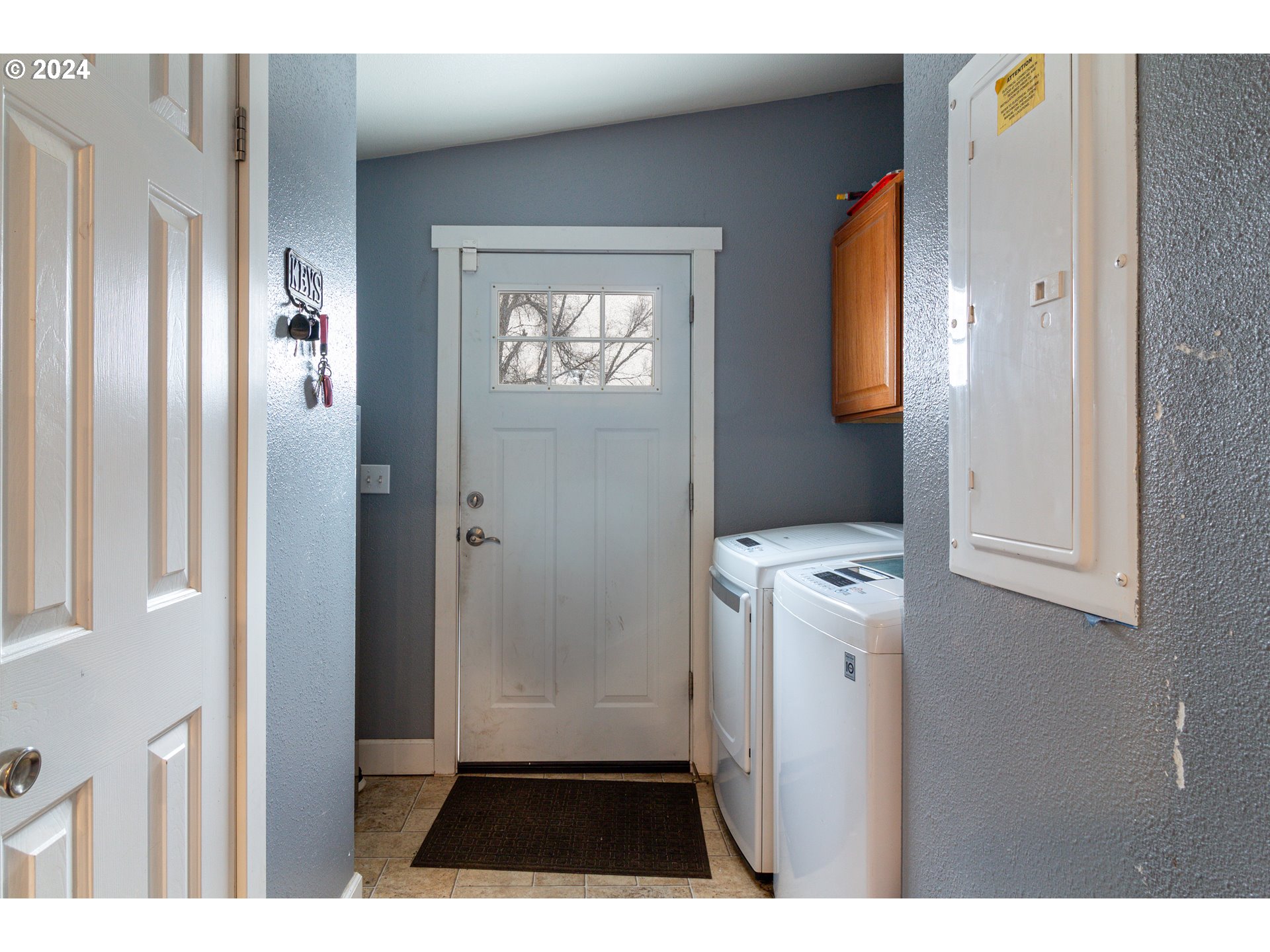 80265 Canal Road Hermiston, OR 97838 - Photo 17 of 26 a bathroom with a sink and a mirror