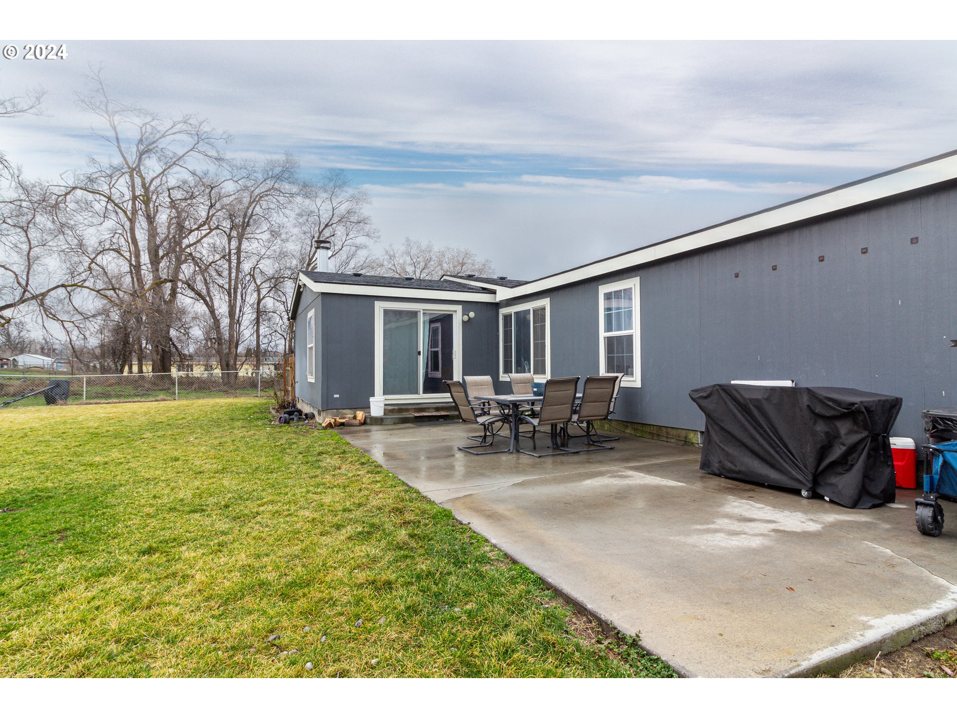 80265 Canal Road Hermiston, OR 97838 - Photo 20 of 26 a backyard of a house with table and chairs with plants