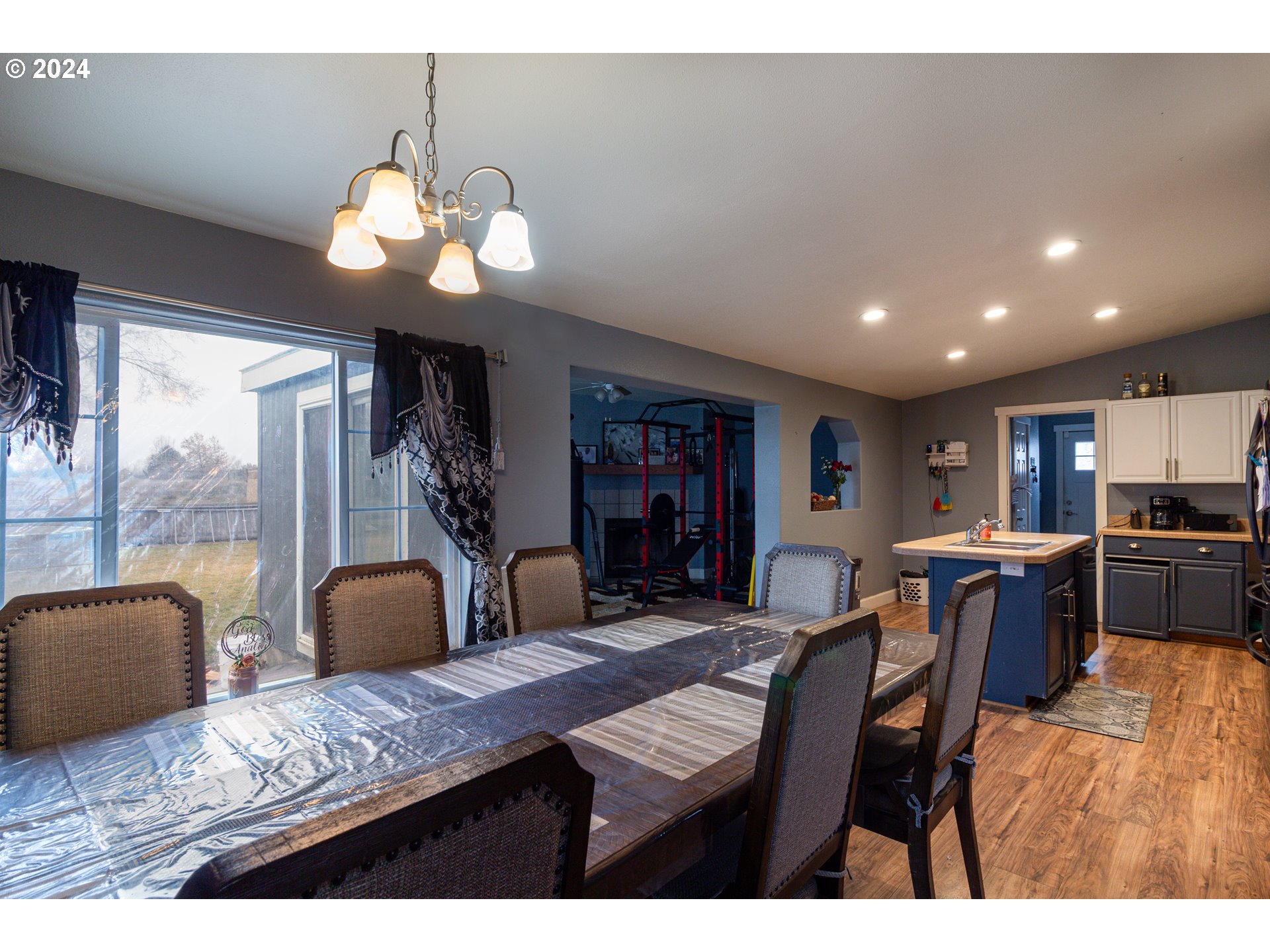 80265 Canal Road Hermiston, OR 97838 - Photo 5 of 26 a view of a dining room with furniture