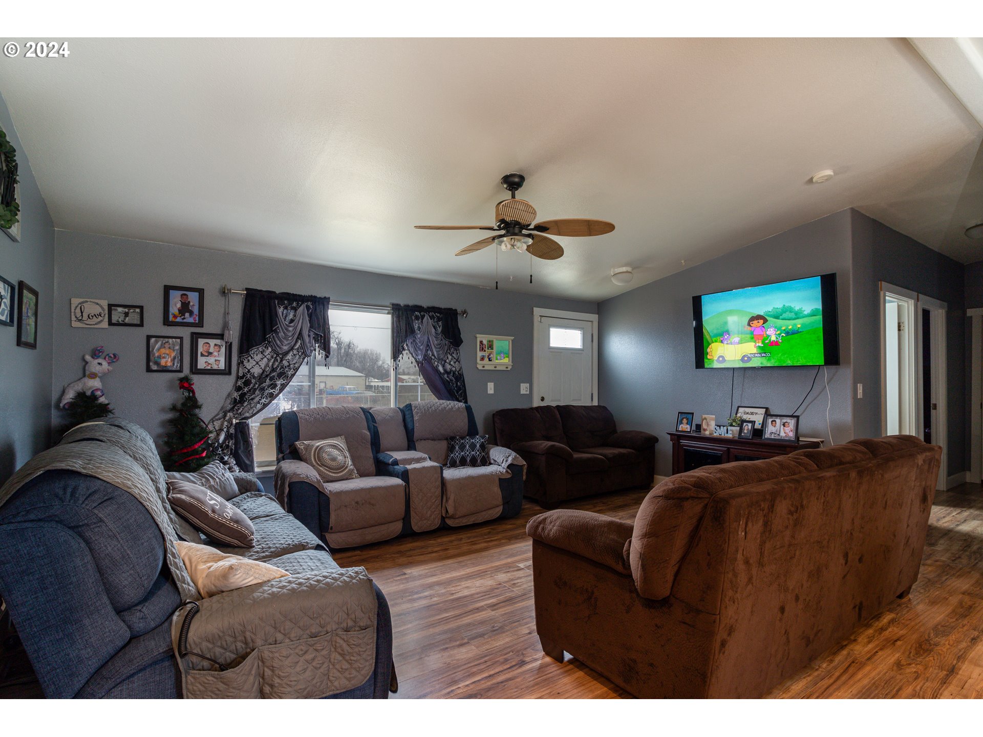 80265 Canal Road Hermiston, OR 97838 - Photo 6 of 26 a living room with furniture and a flat screen tv