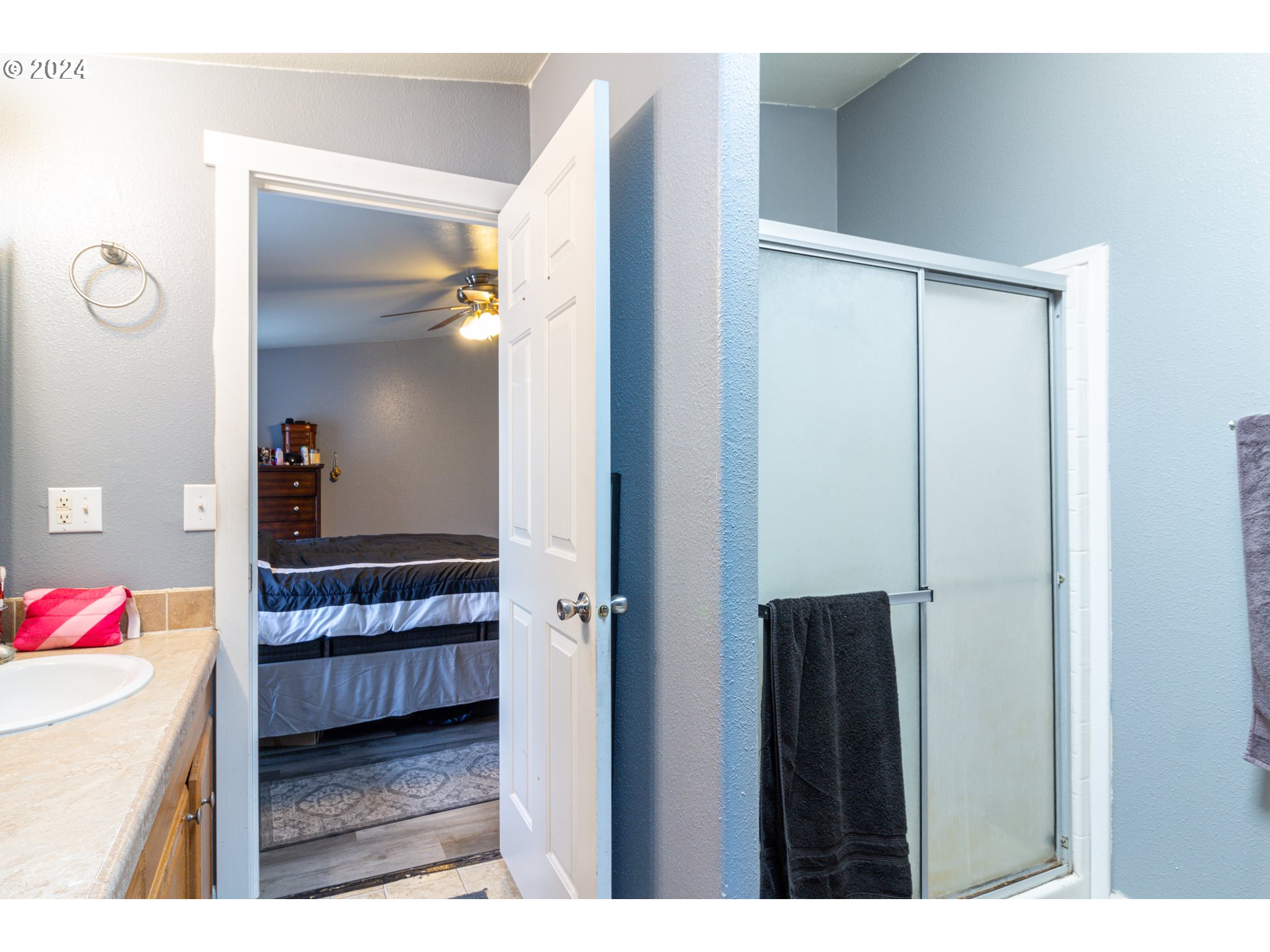 80265 Canal Road Hermiston, OR 97838 - Photo 10 of 26 a view of a bedroom from an empty room
