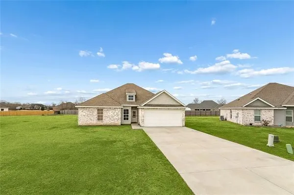 $299,900 | 19440 Deerfield Loop, Loranger, LA 70446