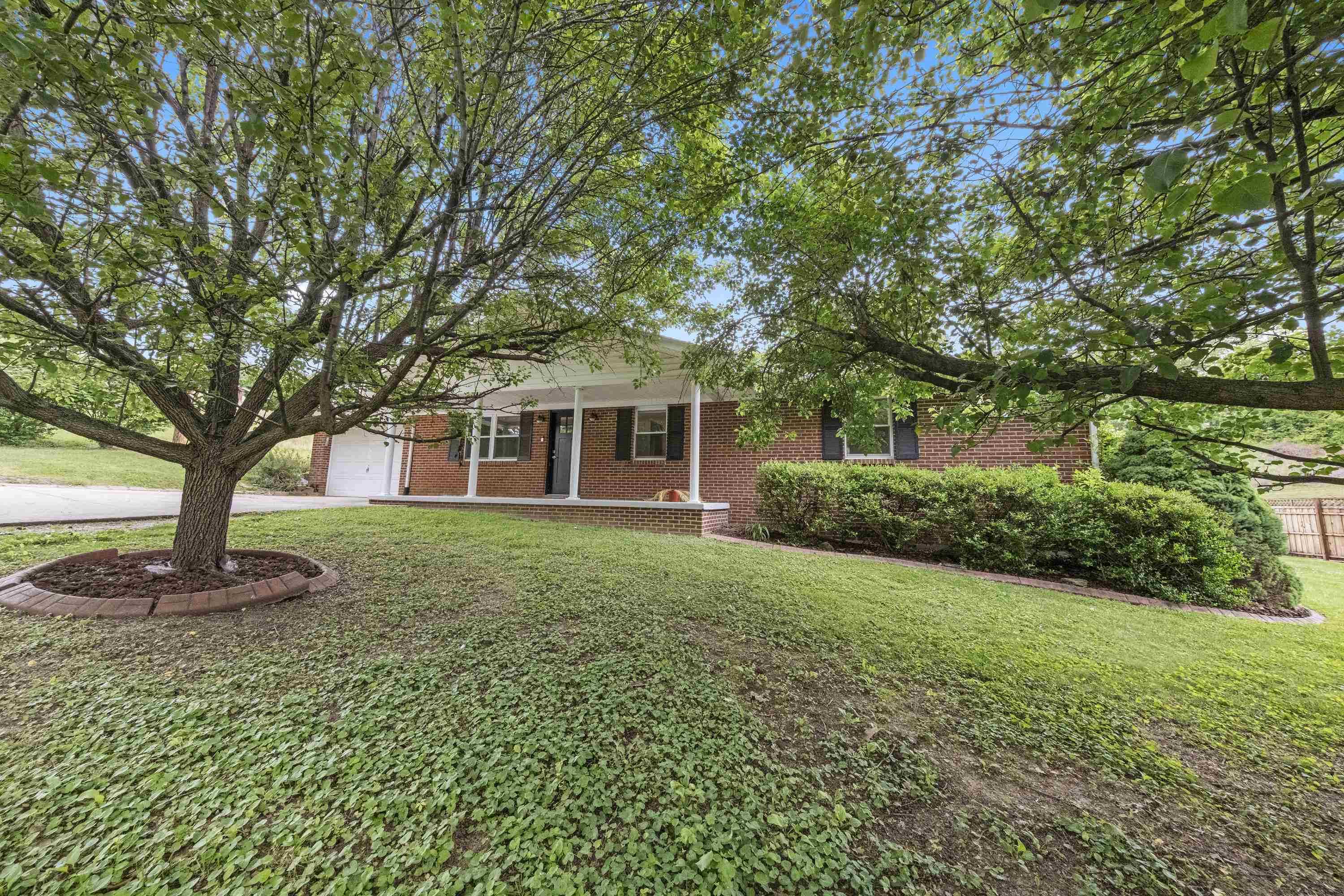 162 West Meadowbrook Road Ashland, KY 41102 - Photo 1 of 45