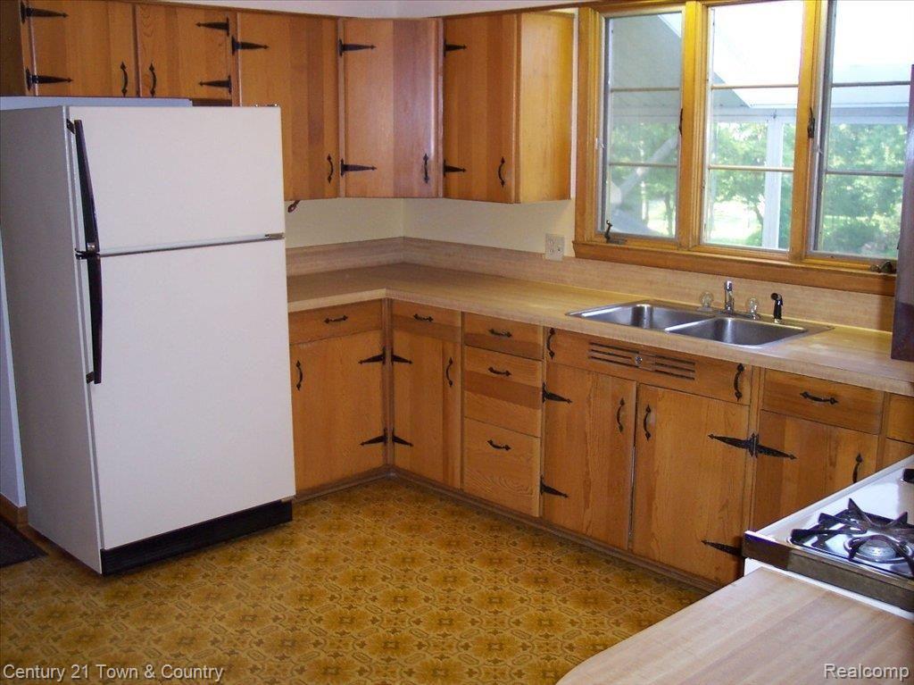 6051 Middle Lake Road Clarkston, MI 48346 - Photo 5 of 24 Large Open Kitchen