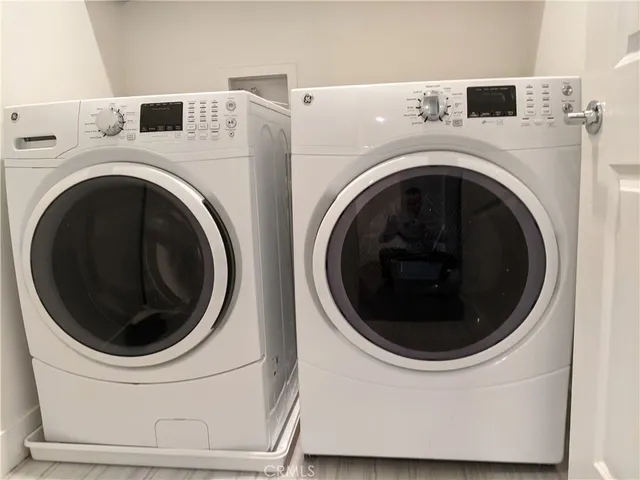 a close up view of a washer and dryer