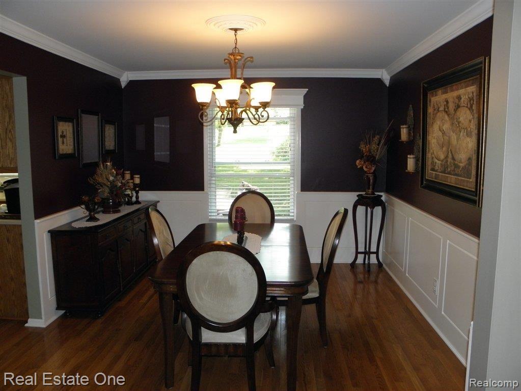 9450 Gibbs Road Clarkston, MI 48348 - Photo 5 of 11 dining room