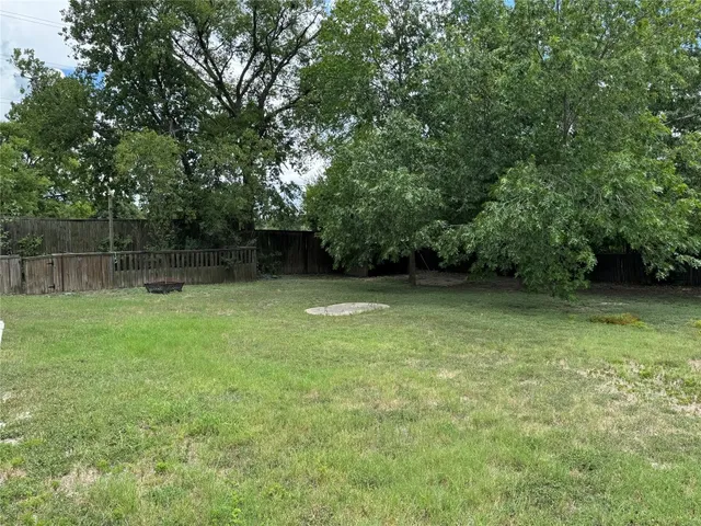 a view of a backyard