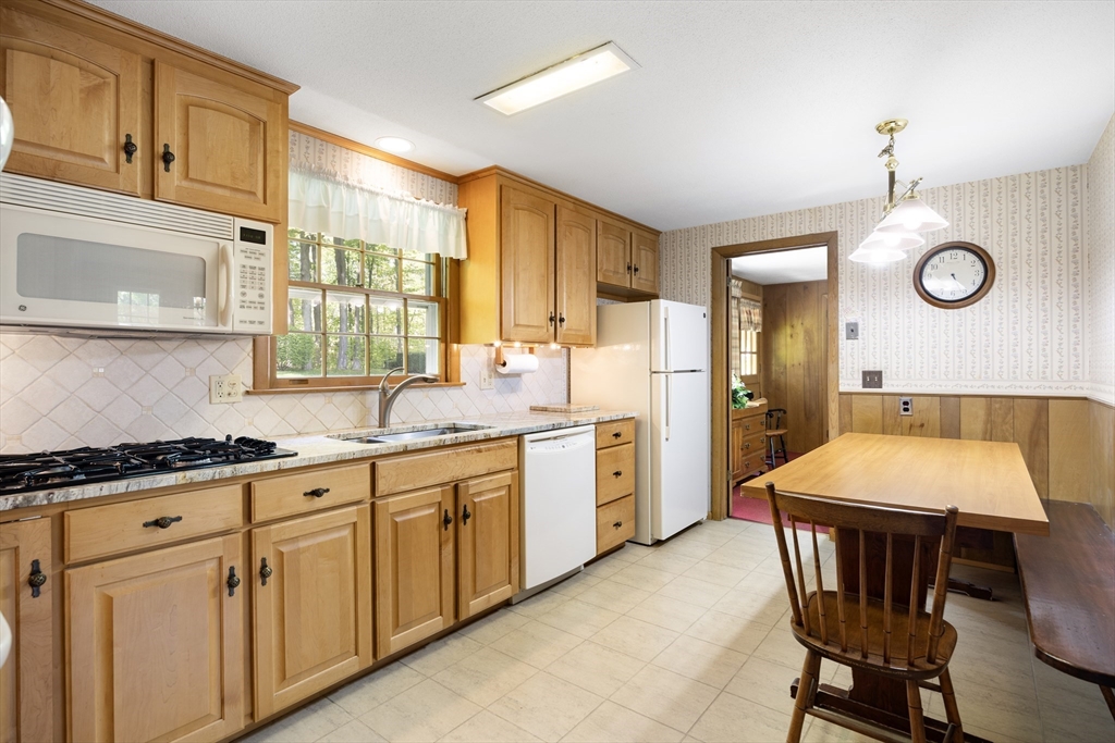 55 Longfellow Road Holyoke, MA 01040 - Photo 16 of 35