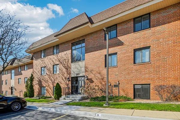 $240,000 | 200 Fountainview Lane, Unit 2A, Lombard, IL 60148