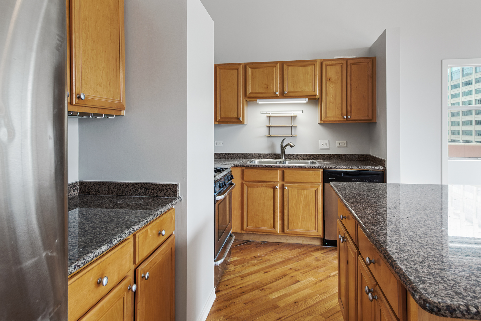 500 South Clinton Street, Unit 1002 Chicago, IL 60607 - Photo 7 of 23