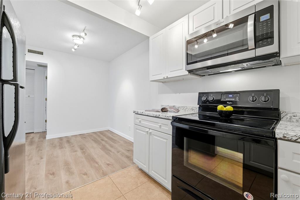 2375 Walton Boulevard, Unit 8 Rochester, MI 48309 - Photo 9 of 17