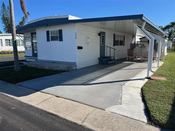 a view of a house with backyard
